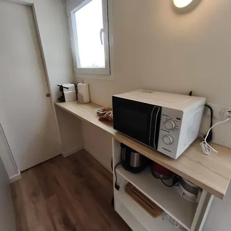 Tiny House Base Camp Granada بيت للعطل